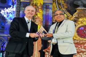 Mr Kevin Mcgreth, CEO presenting the Crowe Pinnacle Award