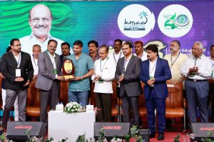 Mr. Shiju Sasidharan Receiving memento from KMCC ,Salalah along with Indian Union MuslimLeague leaders.