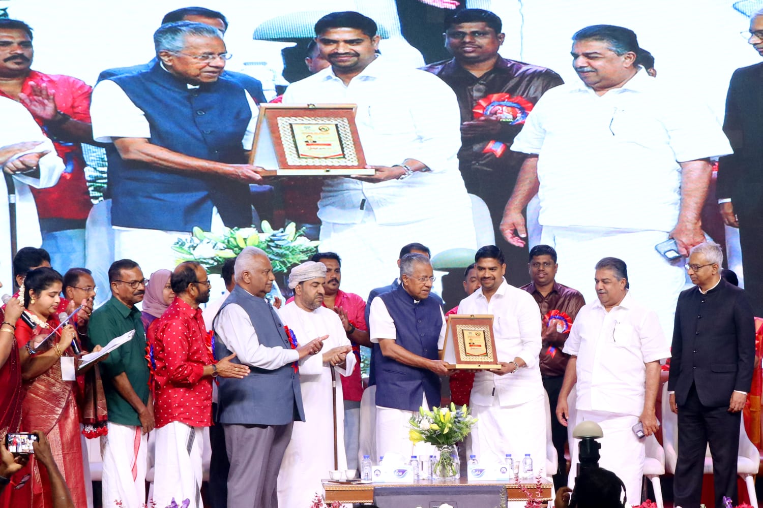 Mr. Shiju Sasiharan receiving a memento from Shri. Pinarayi Vijayan, Hon’ble Chief Minister of Kerala, inthe presence of the Chief Secretary of Kerala and the Hon’ble Minister for Fisheries, Kerala