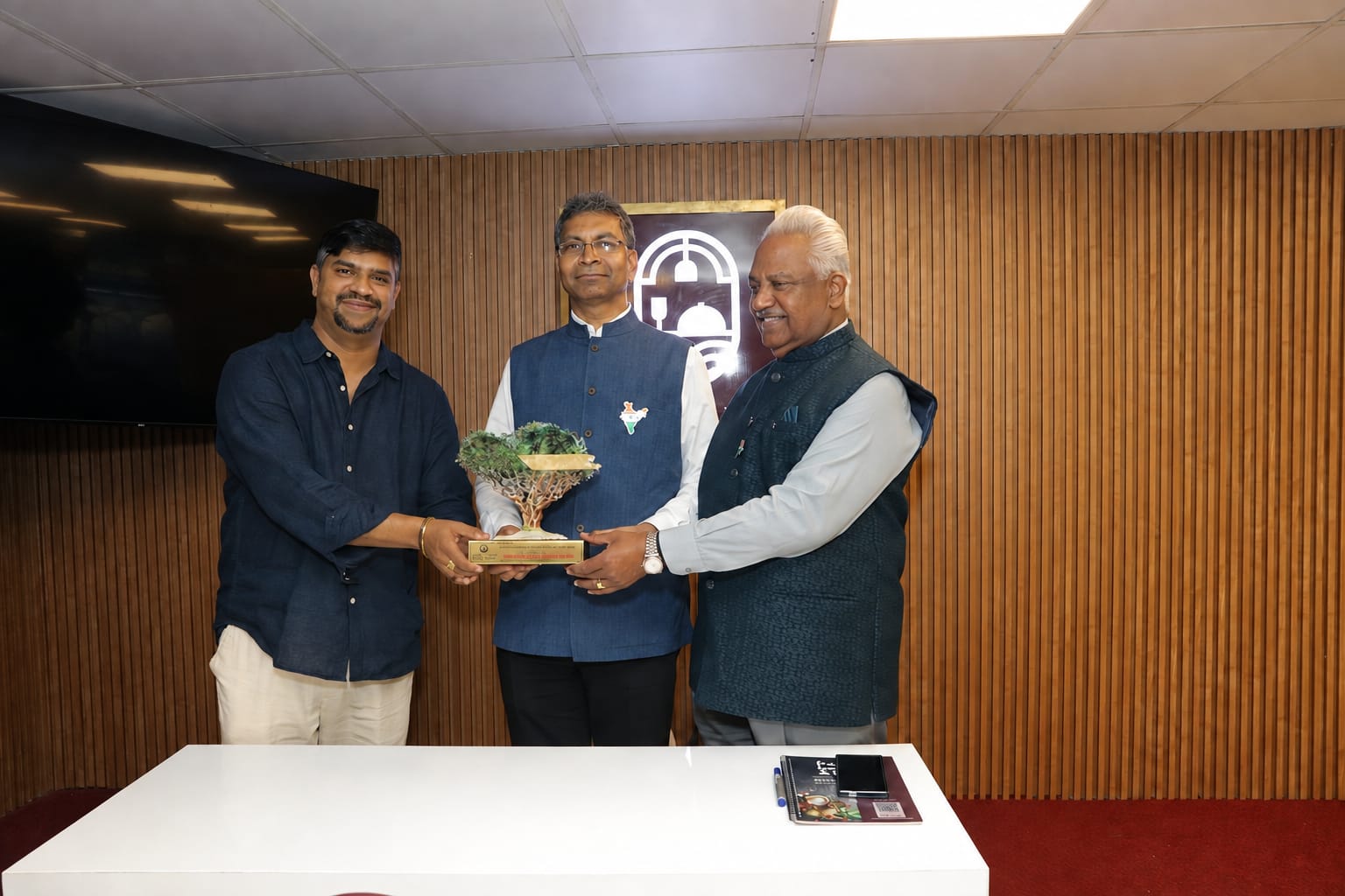 H.E. Shri Prashant Pise, Ambassador of India to the Sultanate of Oman, visited House of EliteRestaurant, Salalah. During the visit, Mr. Shiju Sasiharan, Managing Director, presented a memento to the Hon’ble Ambassador as a token of respect and appreciation.